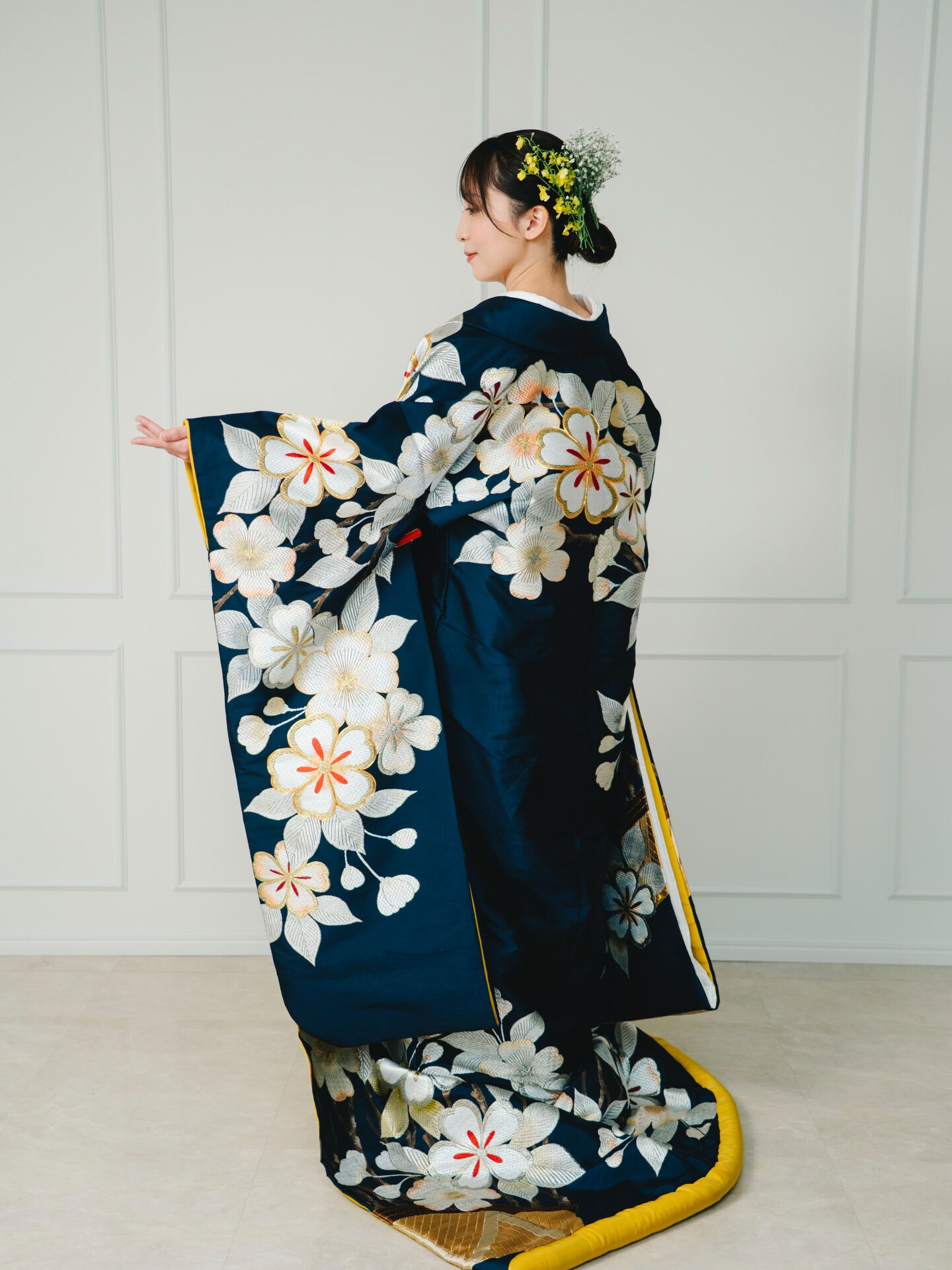 宵の紺に、花ひらく